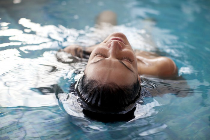 Prendre un bain dans la piscine de la location